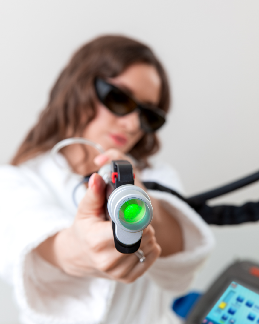 Сапфировый наконечник касается кожи 